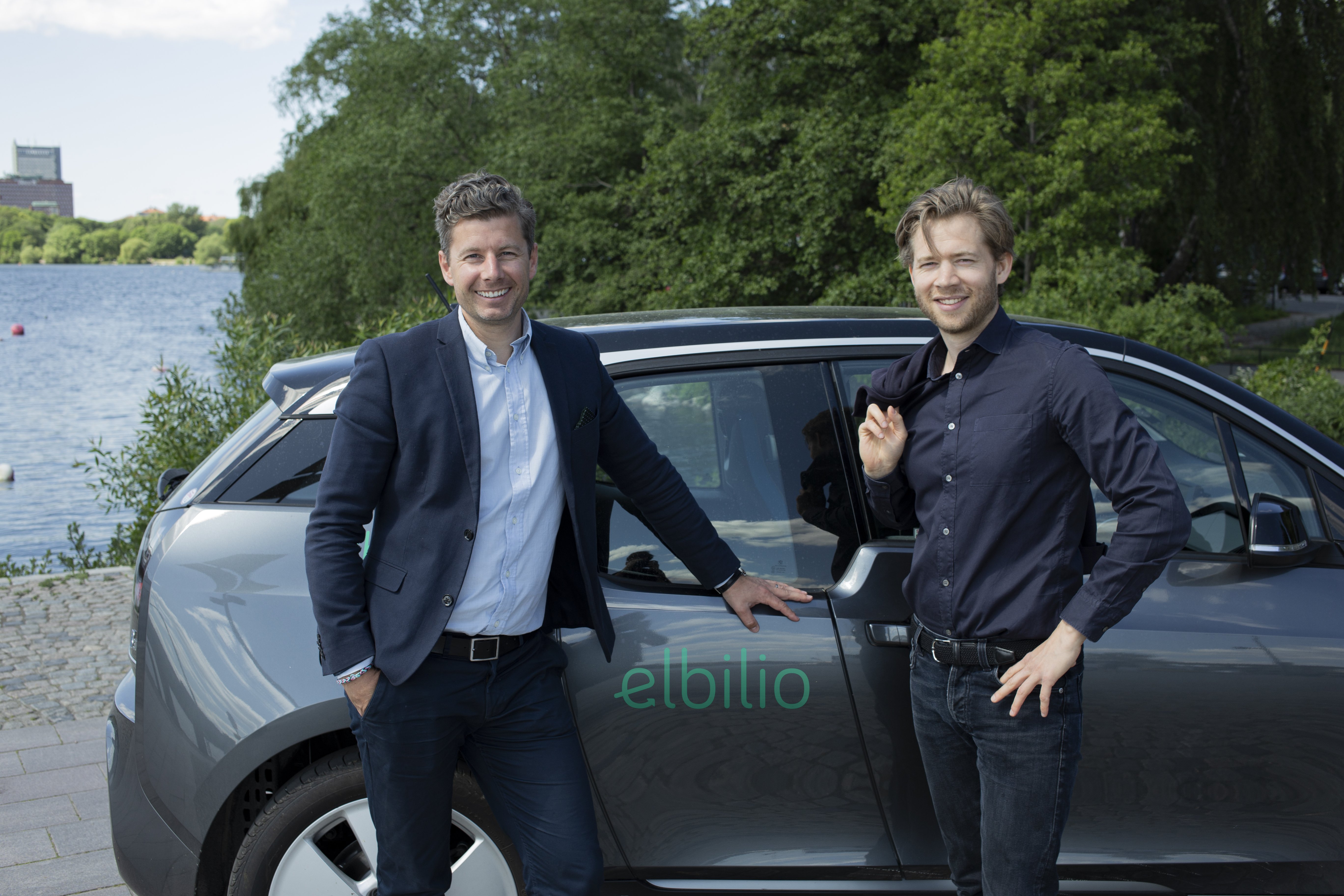 En BMW i3 med Elbilios ordförande, Johannes Asp, till vänster, och bolagets vd, Jesper Lönnqvist, till höger. Pressbild från Elbilio