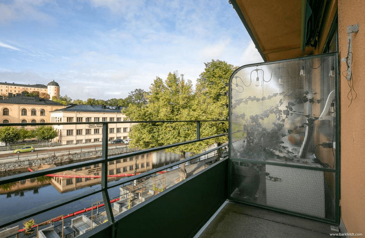 Foto från en av objektets balkonger. Bildkälla: barkfeldt.com / Länsförsäkringar Fastighetsförmedling Uppsala