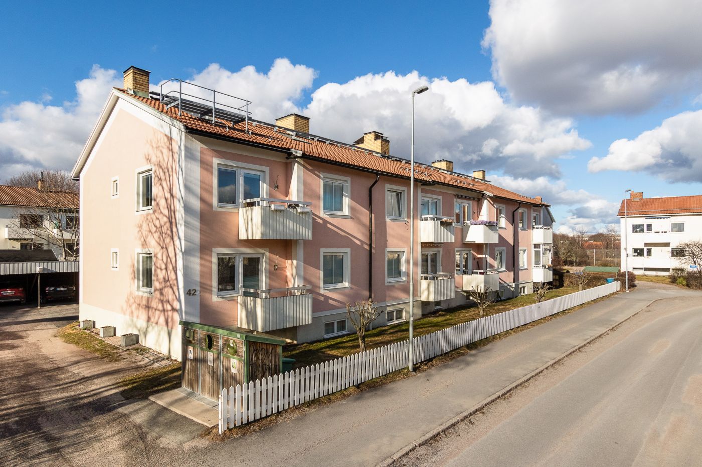 Utanför bostadsrättsföreningens hus på Norrtäljegatan i Uppsala. Bildkälla: Notar