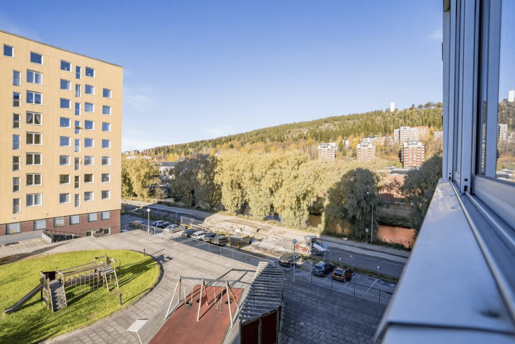 Utsikt från lägenheten till salu. Foto: Länsförsäkringar Fastighetsförmedling Sundsvall