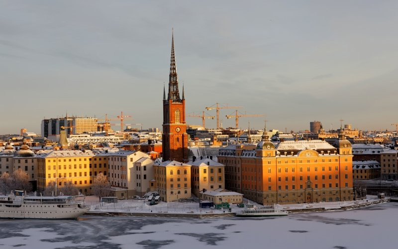 /assets/img/18767950-beautiful-buildings-in-riddarholmen-by-the-sea-in-central.jpg