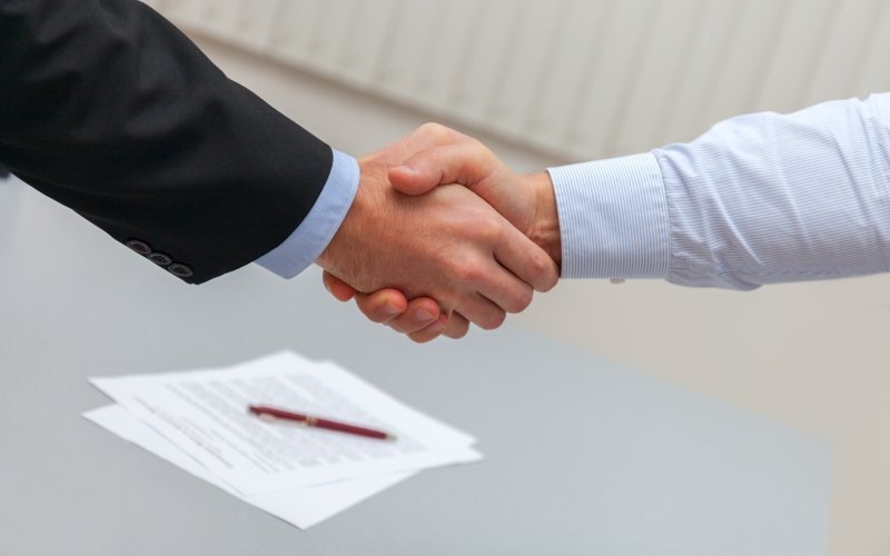 /assets/img/23877425-handshake-after-signing-the-contract-two-businessman-(1).jpg