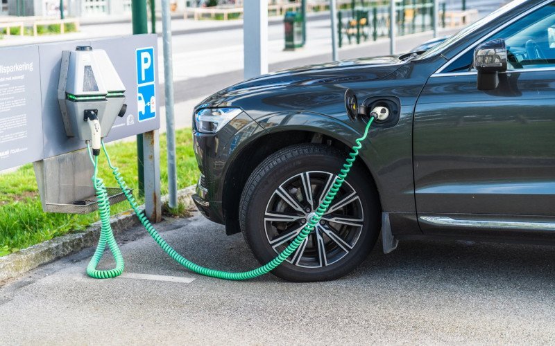 /assets/img/33103663-electric-car-charging-at-a-so.jpg