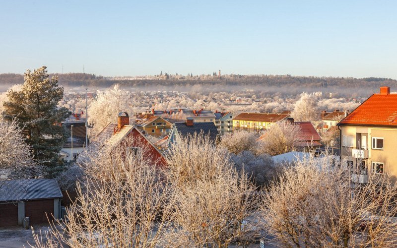 /assets/img/42716838-cityscape-at-a-winter-morning-with-frost.jpg