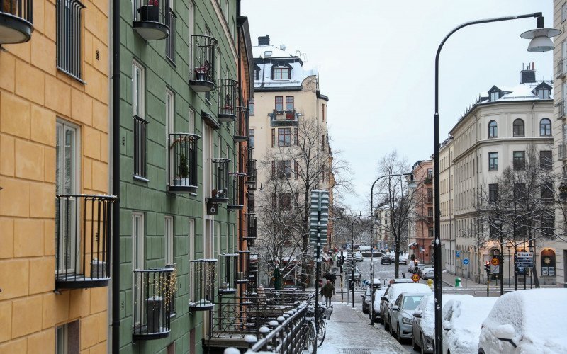 /assets/img/44482907-colorful-building-winter-street-stockholm-kungsholmen.jpg
