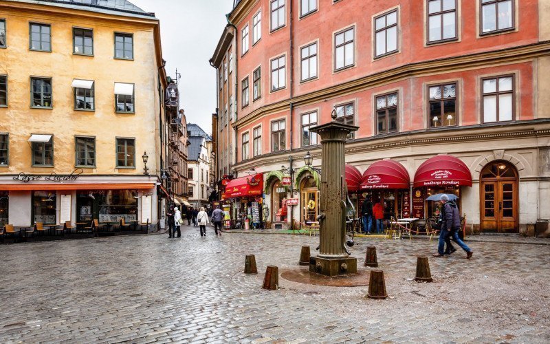 /assets/img/5160363-romantic-cafe-on-jarntorget-square-in-stockholm-old-town_.jpg