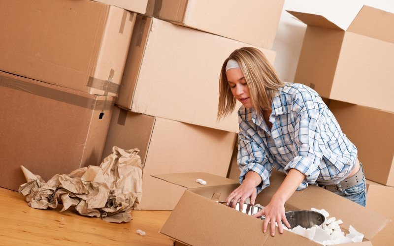 /assets/img/mostphotos/1606595-moving-house-happy-woman-unpacking-box.jpg