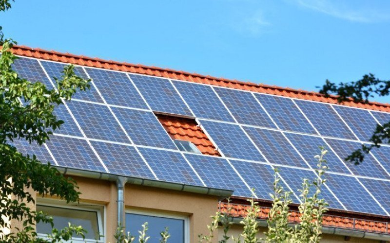 /assets/img/mostphotos/16411384-solar-energy-panels-on-roof-of-house.jpg