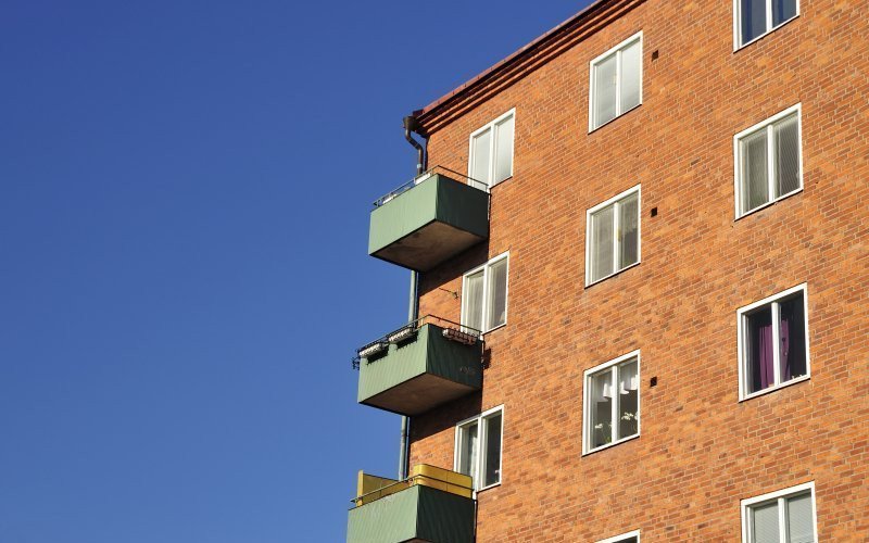 /assets/img/mostphotos/31656218-house-apartment-building-with-balconies-blue-sky.jpg