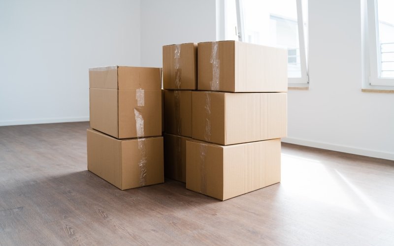 /assets/img/mostphotos/42695625-empty-room-with-moving-boxes.jpg