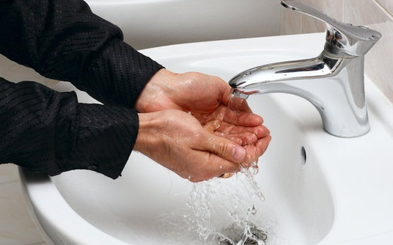 /assets/img/mostphotos/6070242-man-washing-his-hands-in-running-water.jpg