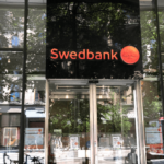 Utanför ett av Swedbanks kontor i Stockholm. Foto: Linda Myrin