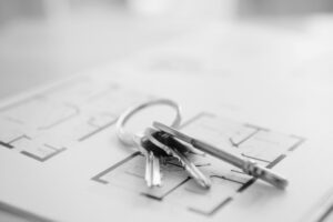 https://brfnytt.se/wp-content/uploads/2025/05/mp39103277-black-and-white-photo-of-house-keys-on-property-floor-plans.jpg