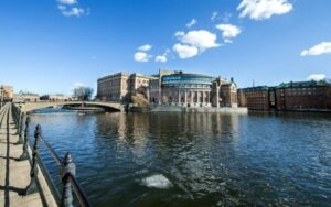 Riksdagshuset och Riksbron sett från Strömbron. Foto: Camilla Svensk/Sveriges riksdag