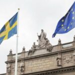 Flaggorna är hissade på Riksplan framför Östra riksdagshuset. Foto: Melker Dahlstrand / Sveriges riksdag