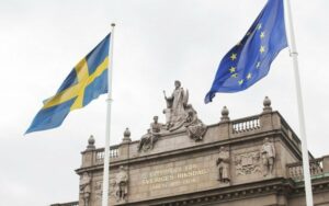 Flaggorna är hissade på Riksplan framför Östra riksdagshuset. Foto: Melker Dahlstrand / Sveriges riksdag