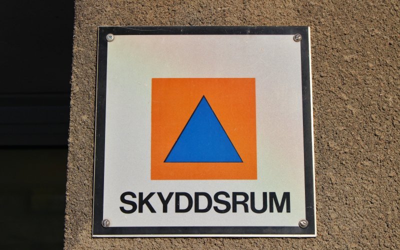 Alla byggnader med ett skyddsrum ska ha denna skylt. Foto: Maria Groth/Mostphotos