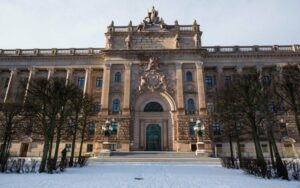 Östra riksdagshusets fasad mot Norrbro en vinterdag. Foto: Melker Dahlstrand / Sveriges riksdag