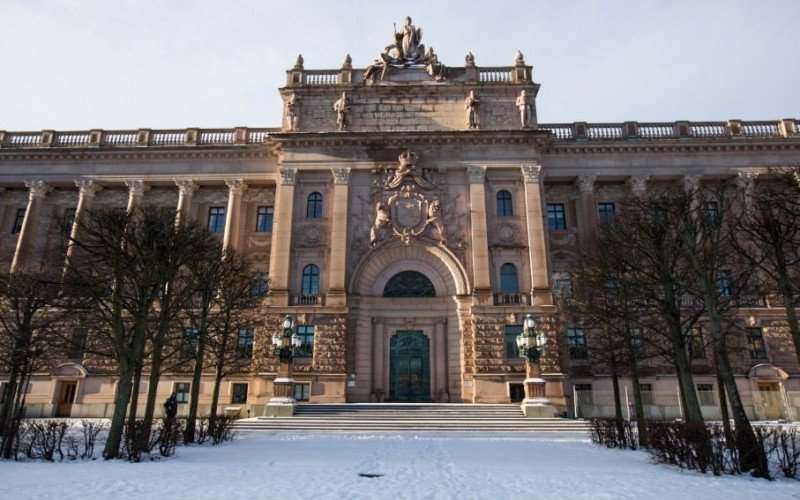 Östra riksdagshusets fasad mot Norrbro en vinterdag. Foto: Melker Dahlstrand / Sveriges riksdag