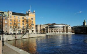 Rosenbad och Riksdagshuset i Stockholm. Foto: Mostphotos