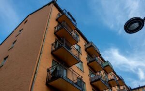 Balkonger på ett hus på Roslagsgatan, Stockholm. Foto: Mostphotos