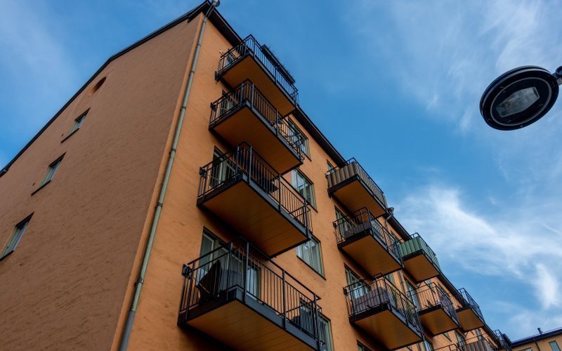 Balkonger på ett hus på Roslagsgatan, Stockholm. Foto: Mostphotos