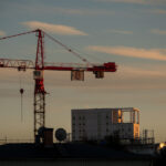 JM:s logga på lyftkran. Foto: Mats Holmström/Mostphotos