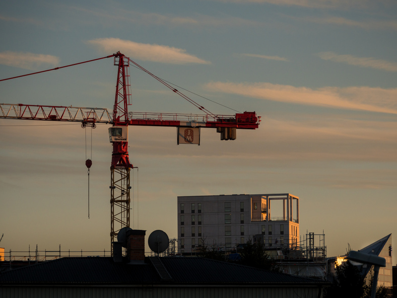 JM:s logga på lyftkran. Foto: Mats Holmström/Mostphotos