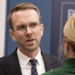 Infrastruktur- och bostadsminister Andreas Carlson vid pressträff. Foto: Clara Tullgren/Regeringskansliet