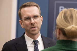 Infrastruktur- och bostadsminister Andreas Carlson vid pressträff. Foto: Clara Tullgren/Regeringskansliet