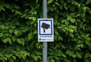 Varningsskylt för polisens övervakningskamera. Foto: Trygve Finkelsen/Mostphotos