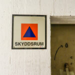 Utanför ett skyddsrum i källaren på ett flerbostadshus. Foto: Mostphotos