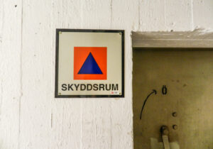 Utanför ett skyddsrum i källaren på ett flerbostadshus. Foto: Mostphotos